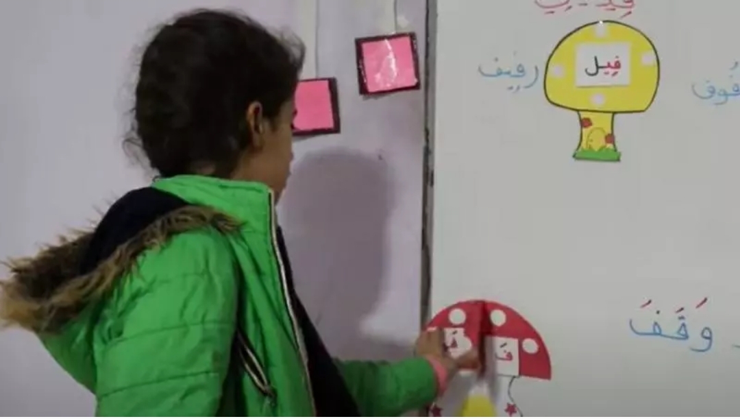 خشية ضياعها.. اللاجئون السوريون يحرصون على تعليم أولادهم اللغة العربية