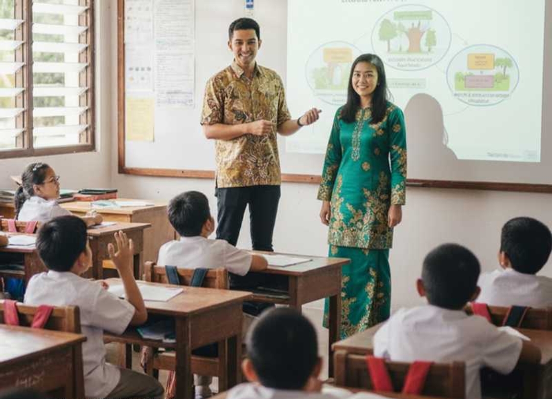 ماليزيا تعتمد «التدريس المشترك»: معلمان يدرسان للطلبة في آن واحد